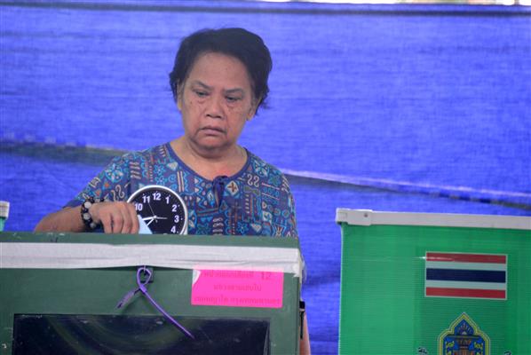 ຜູ້ມີສິດເລືອກຕັ້ງສ່ວນຫຼາຍຮັບຮອງຮ່າງລັດຖະທຳມະນູນສະບັບໃໝ່ຂອງໄທ